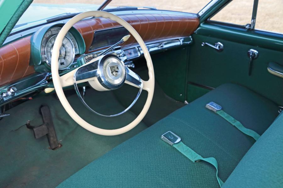 Интерьер Kaiser DeLuxe 2-Door Sedan 1951 года  (фото 2 из 6)